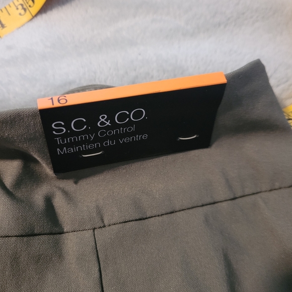 S.C. & CO. Skort khaki stretch size 16. 19" lgth 2 side pockets w/ tummy control - Picture 4 of 6
